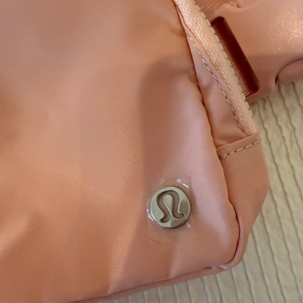** NWT ** Lululemon Everywhere Belt Bag in DECO PINK - Picture 2 of 6